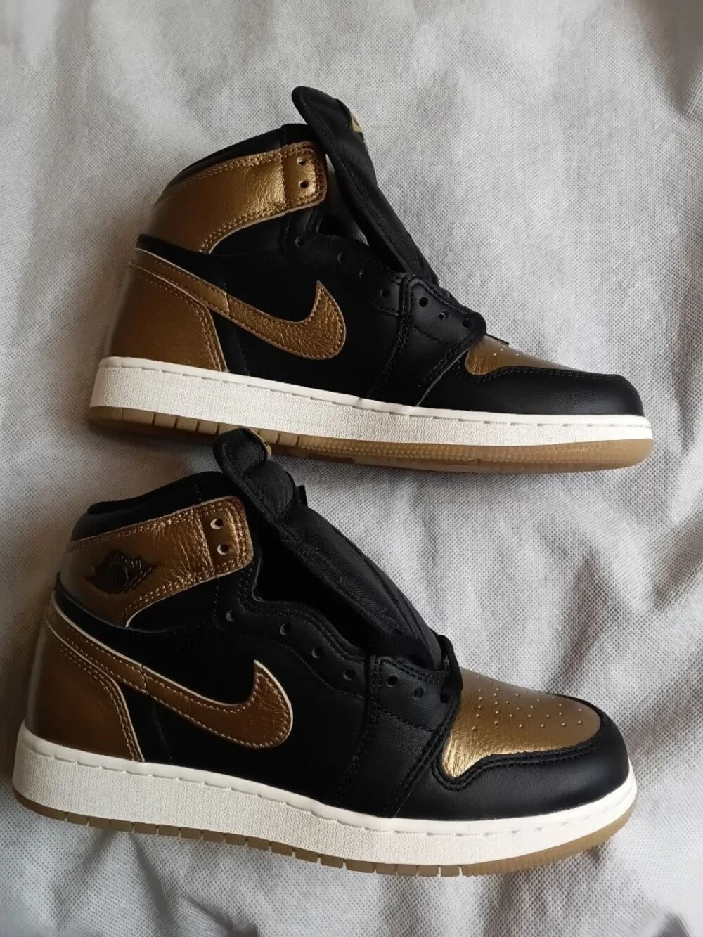 Nike Boys 6.5 Air Jordan 1 Retro High OG GS Black Metallic Gold Shoes FD1437-071